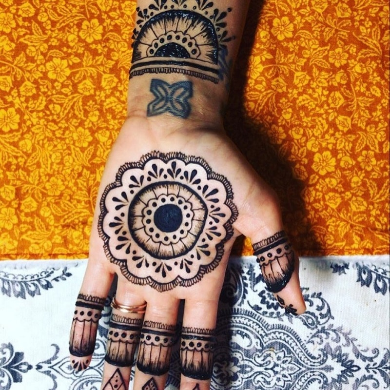 Hands henna atl tatto